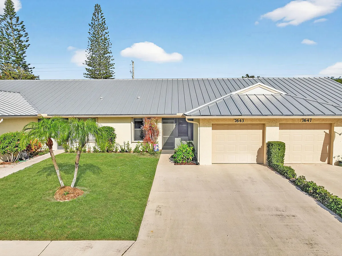 Building Photo - 7643 SE Sugar Sand Cir