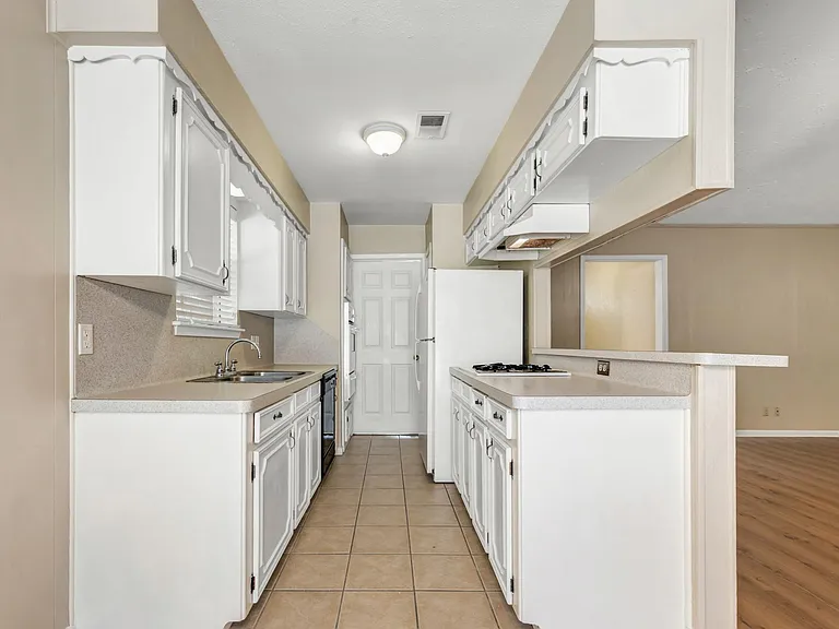 1118 Berkeley St — Photo 7