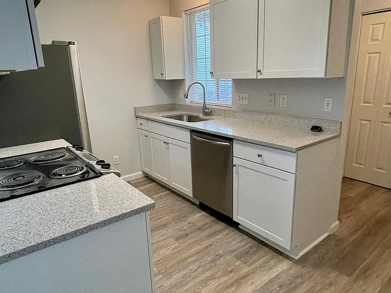 473 NE Conifer Blvd — Photo 3