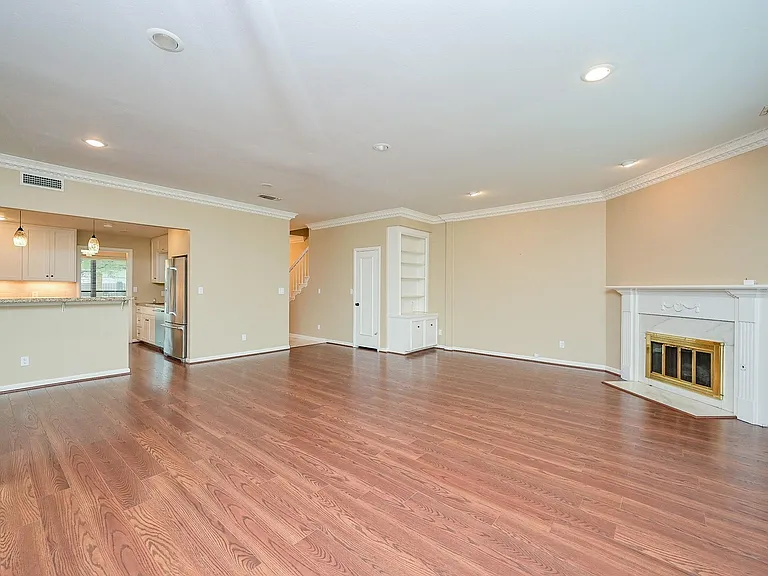 573 N Post Oak Ln — Photo 8