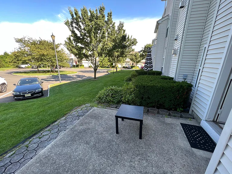 555 Coventry Dr — Photo 30