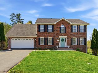 5 King Charles Ct, Christiansburg, VA 24073