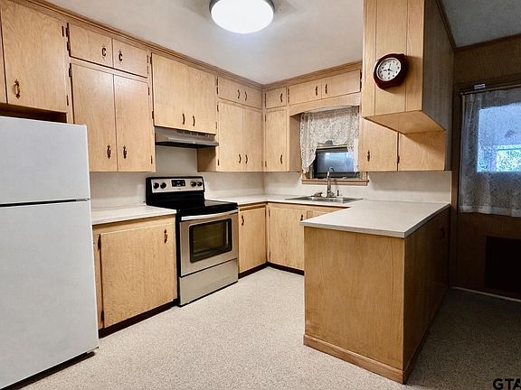 3rd image of 203 Yates St