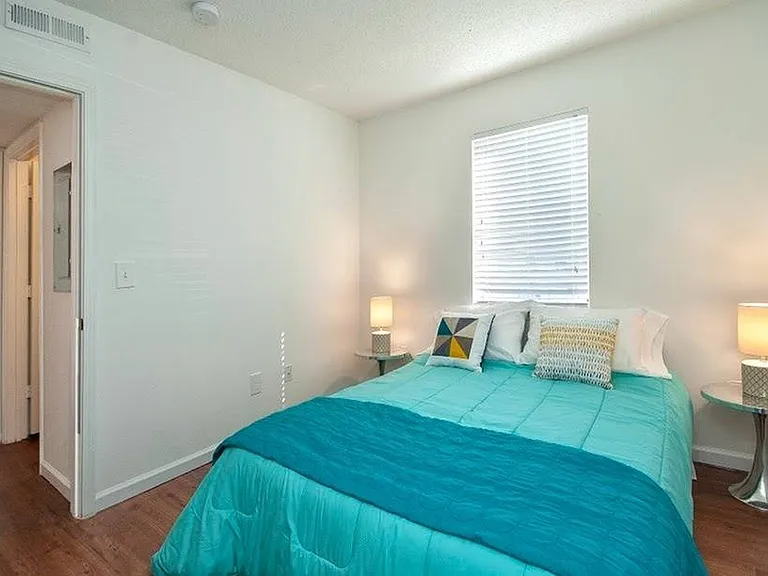 3 Bedroom 2 Bath Bedroom w/ Shared Bathroom