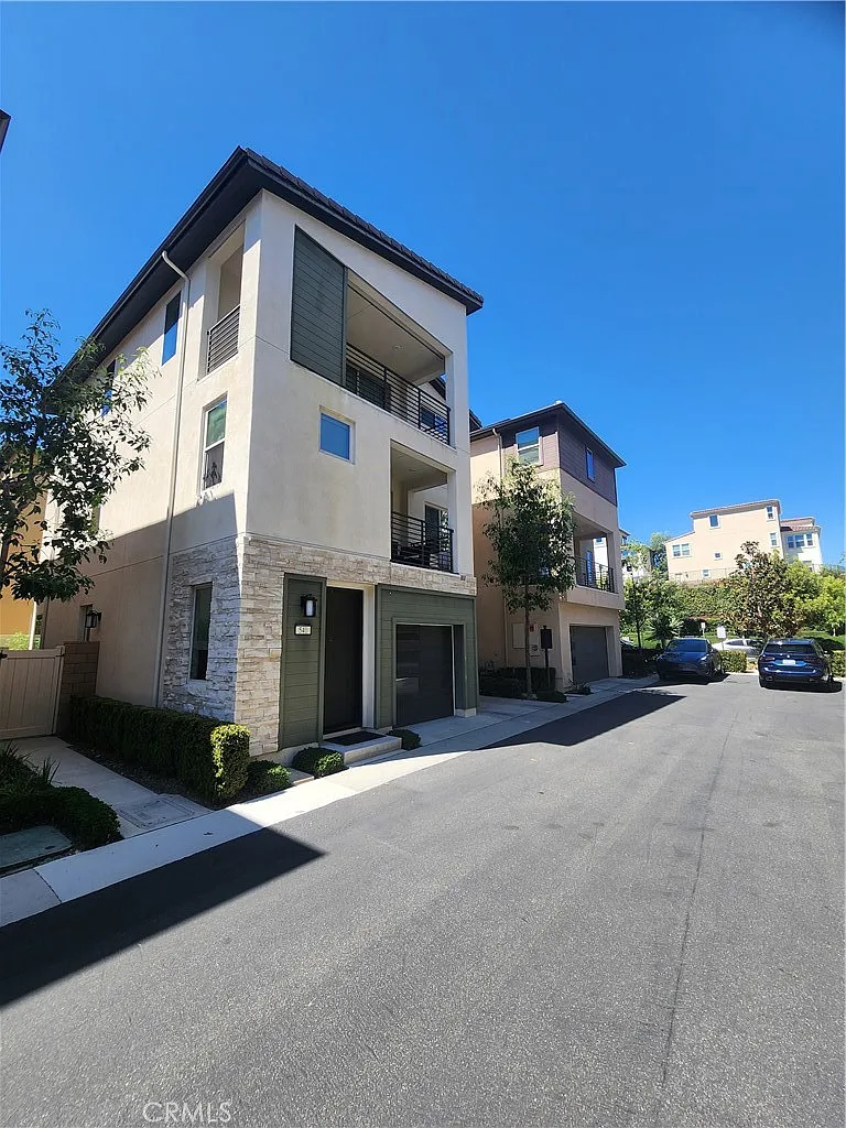 3 bed, 3.5 bath, 2505 sqft, $5,500 — Photo 1