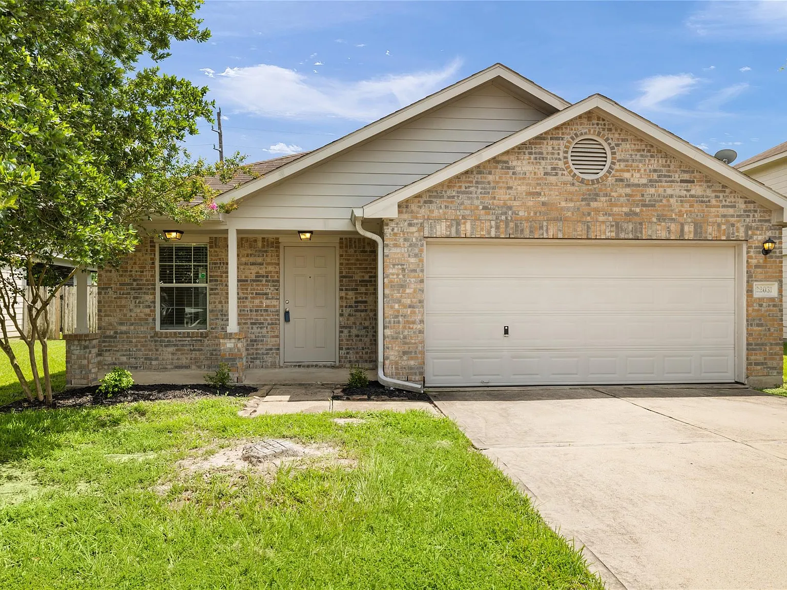 3 bed, 2.5 bath, 1715 sqft, $1,900 — Photo 2
