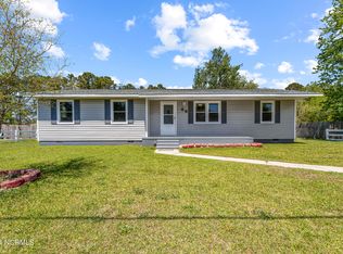 69 Sanders Dr, Hubert, NC 28539