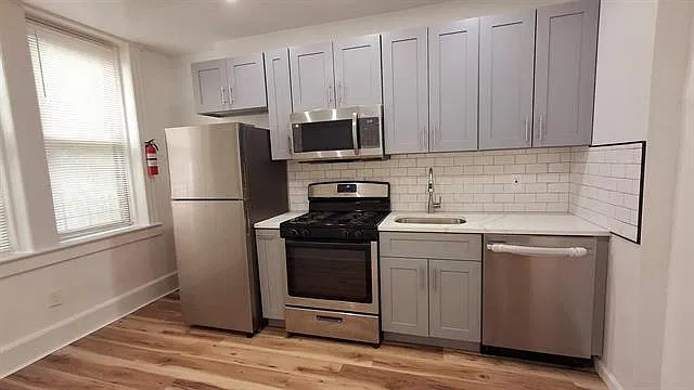 Charming Union City 2 BR at 318 28th St - Heat & Hot Water Included! — Photo 3