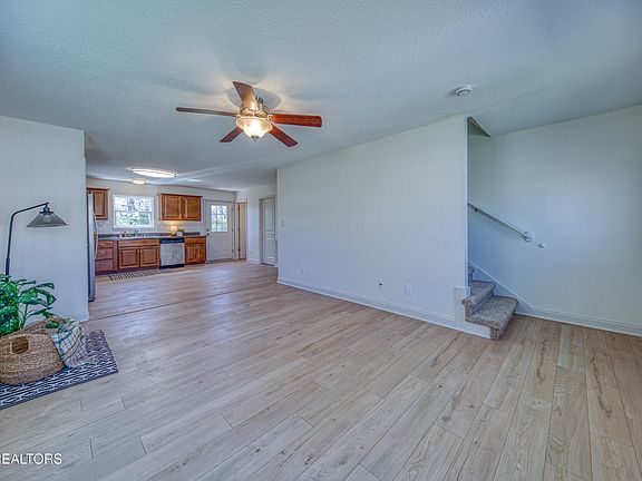 3rd image of 221 Heritage Crossing Dr