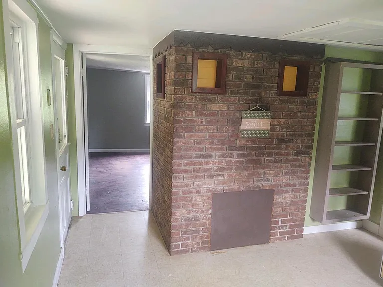 1090 Dix Creek Rd — Photo 2