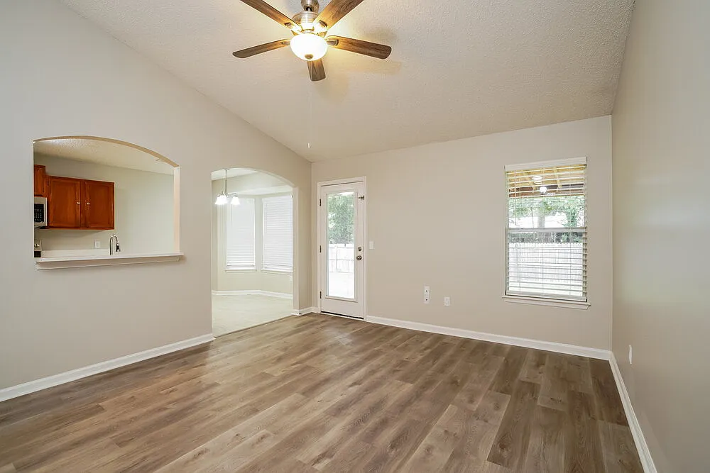 3 bed, 2.0 bath, 1383 sqft, $2,010 — Photo 4