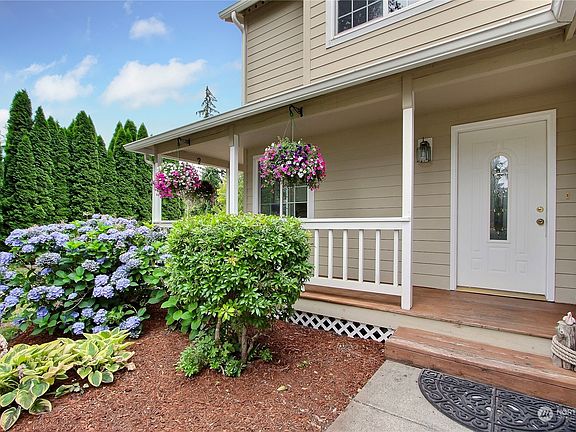 Front entry view, love the landscaping and flowers!>