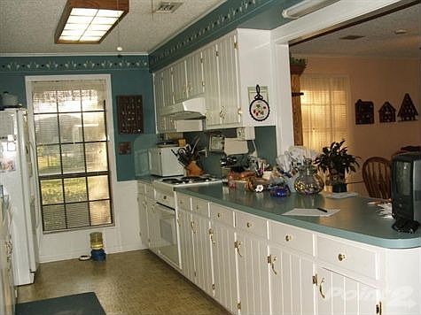 Kitchen w/lots of cabinets