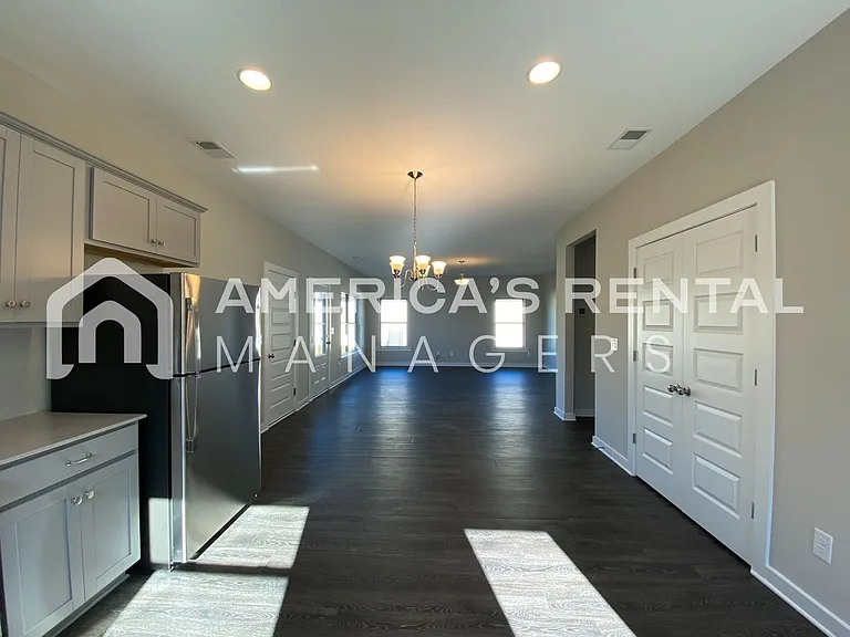 215 White Oak Cir — Photo 6