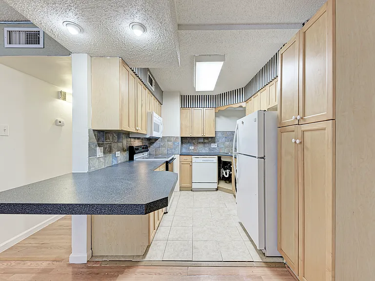 2404 Longview St #101 — Photo 9