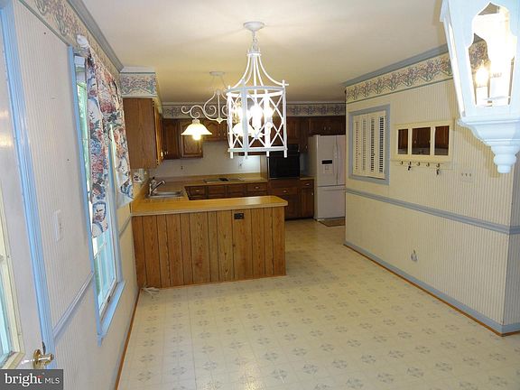 4th image of 210 S Hughes St