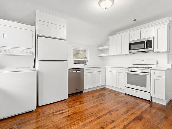 3rd image of 2829 N Sacramento Ave Unit 2