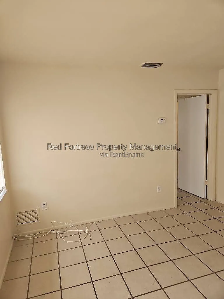 1 bed, 1.0 bath, 560 sqft, $989 — Photo 1
