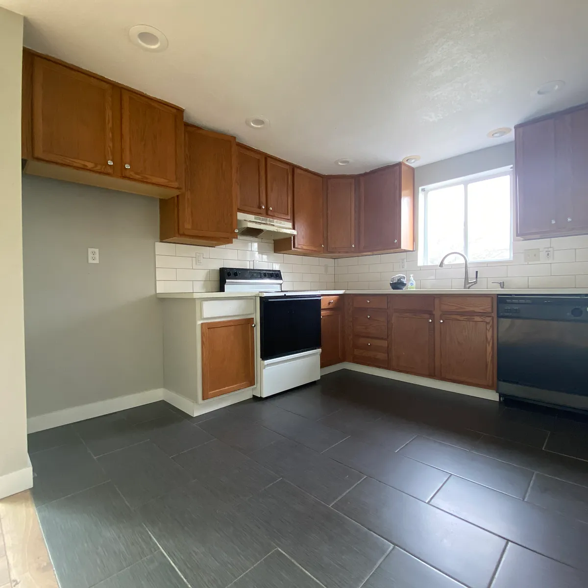 Building Photo - 14136 SE Center St #1