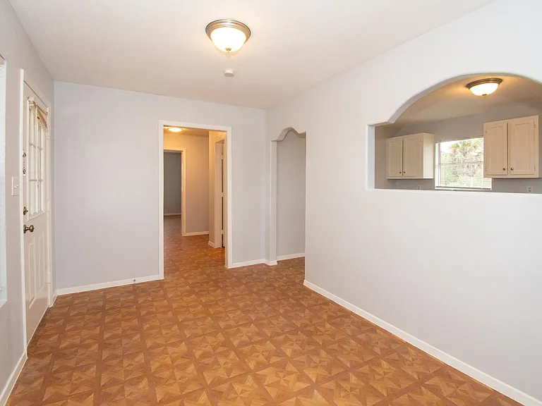 12525 N Interstate Highway 35 — Photo 5