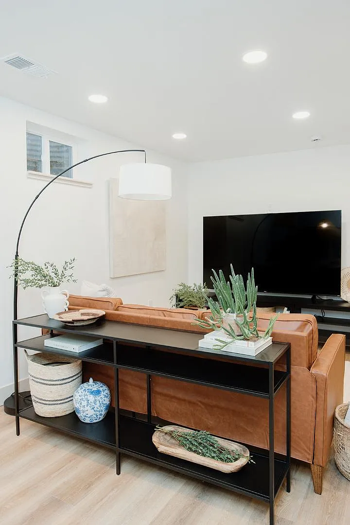 2960 S Delaware St - 2962 Unit B (Modern) — Photo 3