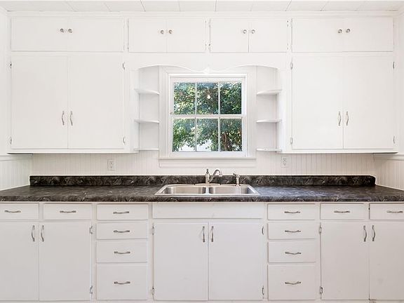 5th image of 211 N Avenue I