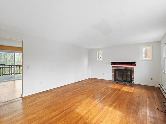 4th image of 83 Greenwood Dr