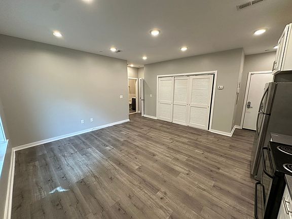 4th image of 1636-54 W Flora St #3C