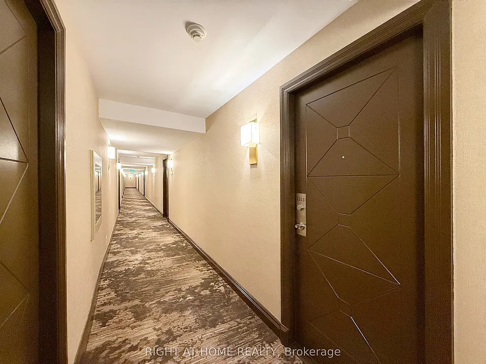 18 Harding Blvd #1211
