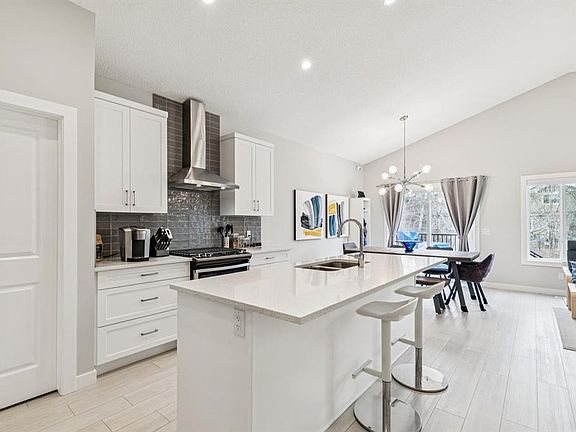 4th image of 103 W Walgrove Grn SE