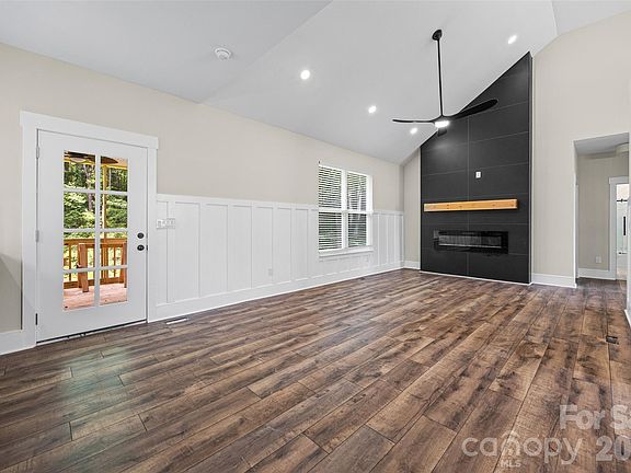5th image of 925 Loganberry Ln