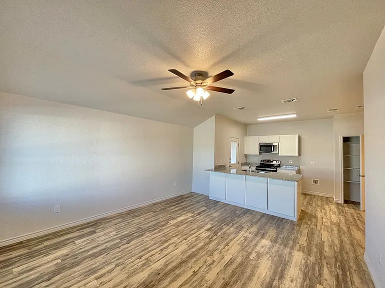 1801 Castroville Trl — Photo 4