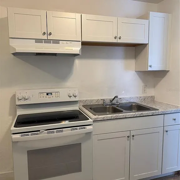 930 Emerald Dr — Photo 3