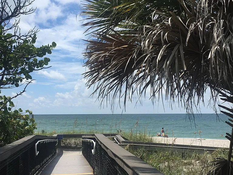 Easy access of Manasota beach free.