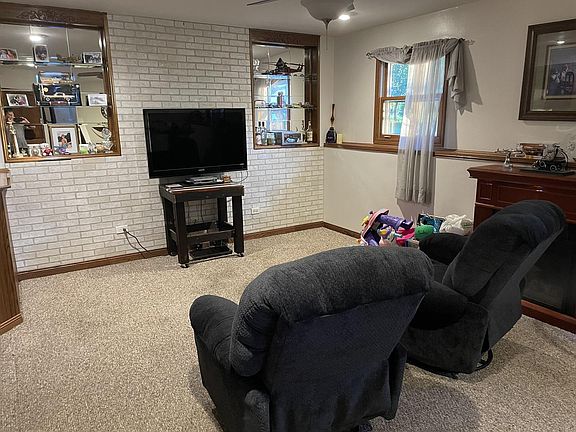 3rd image of 415 Whiteside Dr