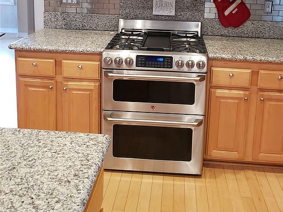 5th image of 28562 Maplewood Dr