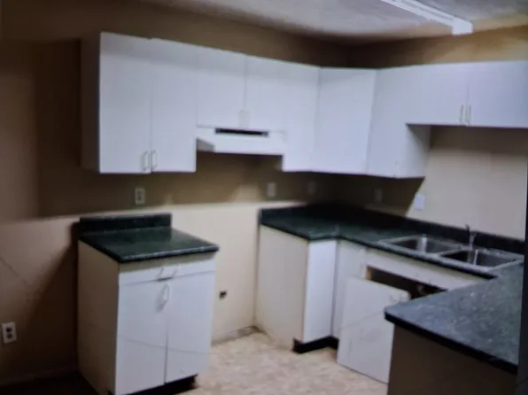 422 S 3rd St #Top, Coshocton, OH 43812