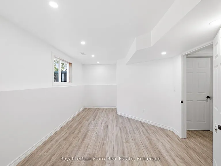 26 Fallingbrook Cres — Photo 29