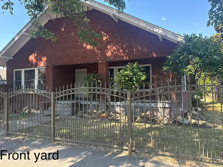 547 N Baker St — Photo 2
