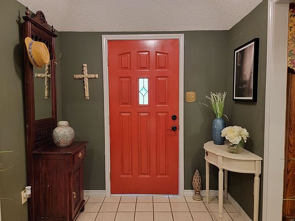 2nd image of 205 Larkspur Ln