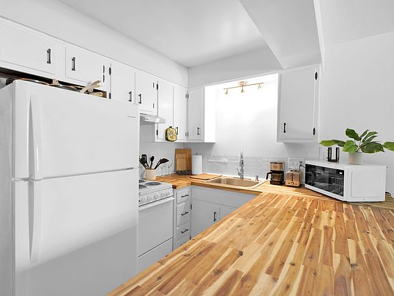 3rd image of 406 Edgar St #4