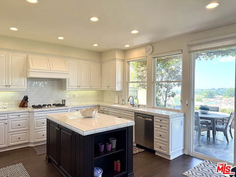 5 bed, 3.5 bath, 4024 sqft, $14,992 — Photo 3