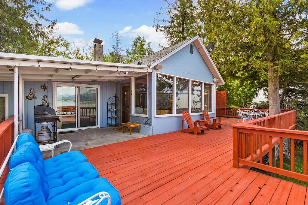 263 Lakeshore Dr — Photo 3