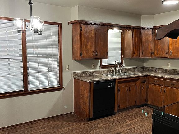 3rd image of 4305 Woods Dr