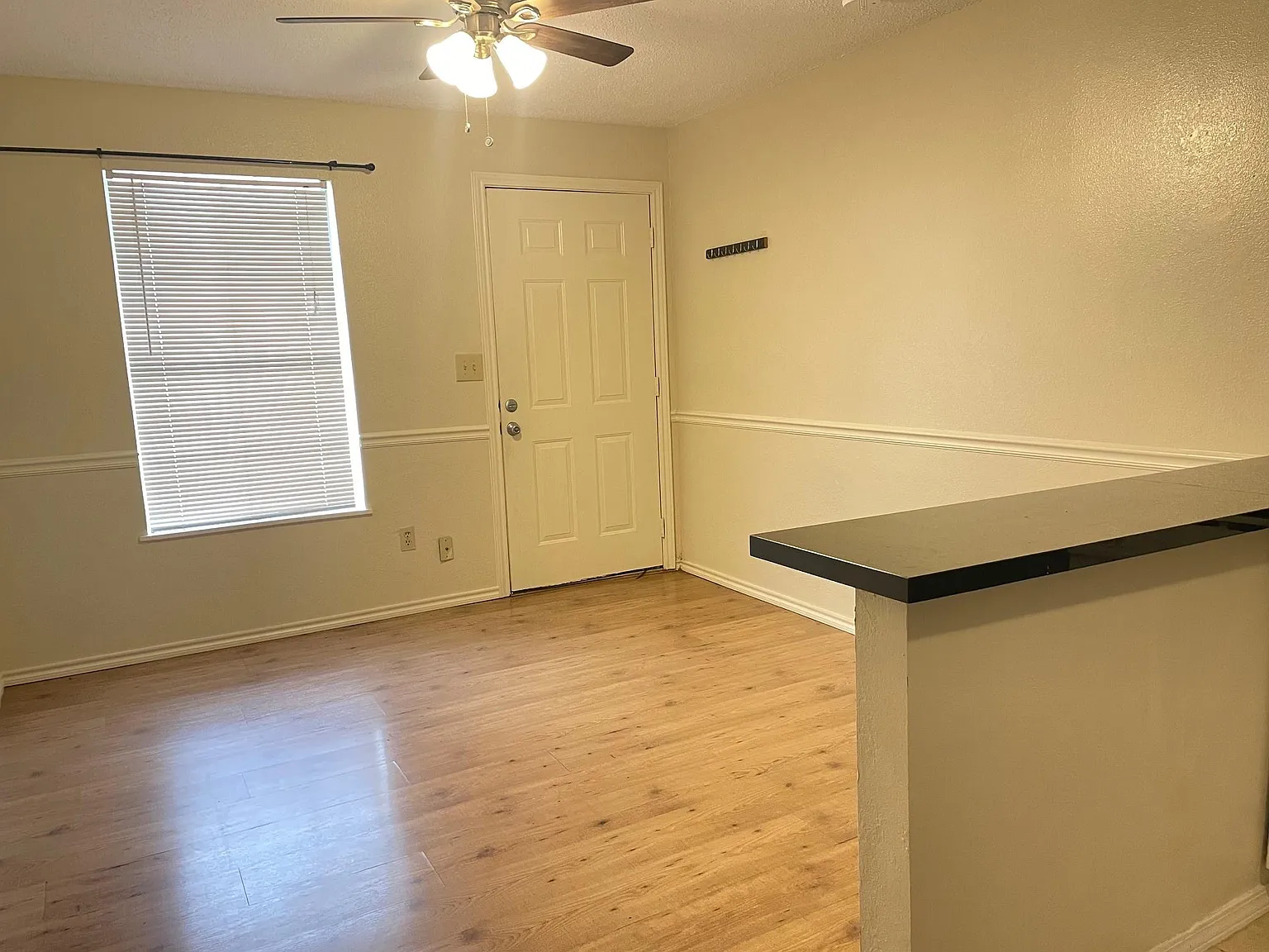 1 bed, 1.0 bath, 450 sqft, $975 — Photo 2