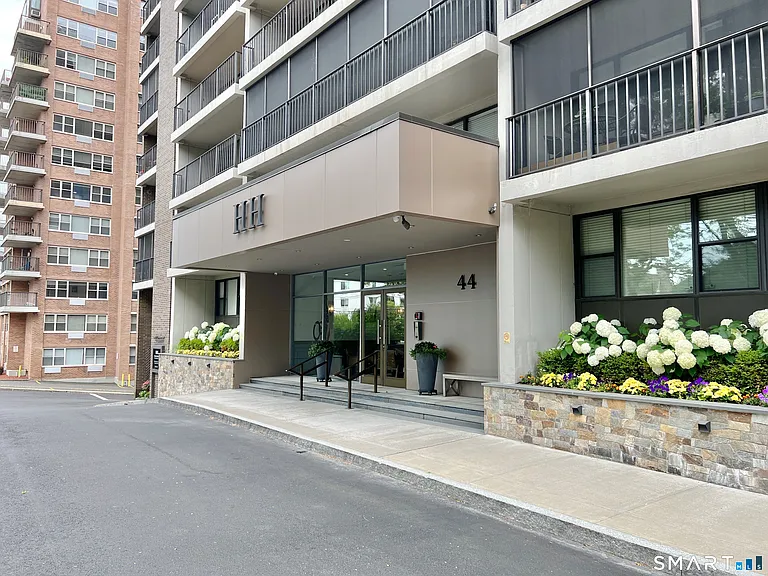44 Strawberry Hill Ave #7B — Photo 2