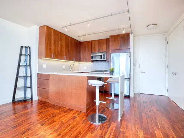 255 East 49th Street image 4 of 16