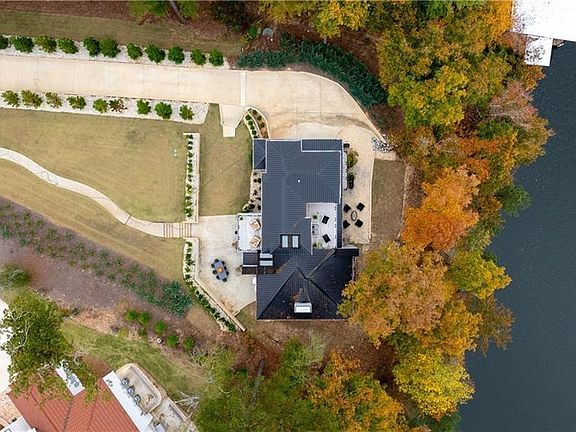 3rd image of 14938 Edgewater Dr