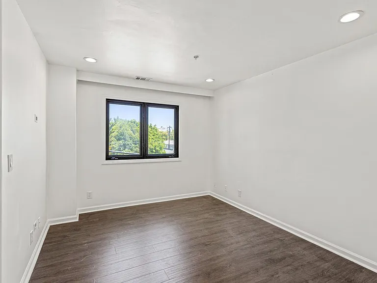 1342 N Highland Ave — Photo 14