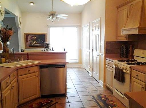 5th image of 101 Surrey Dr